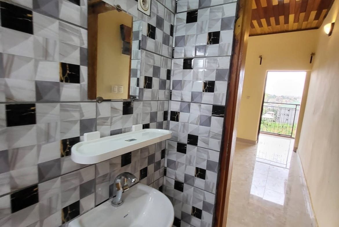 Studio moderne sécurisé avec balcon à louer à Simbock Mbalgong