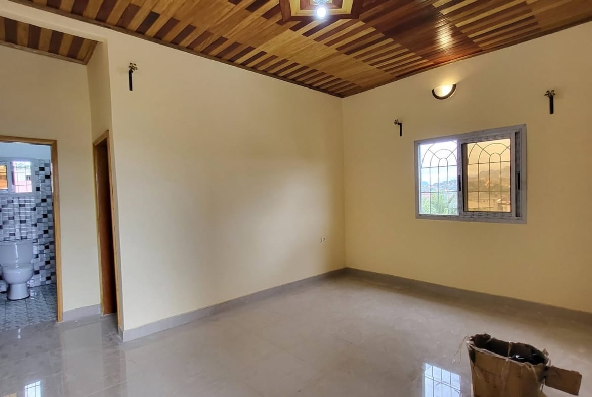Studio moderne sécurisé avec balcon à louer à Simbock Mbalgong