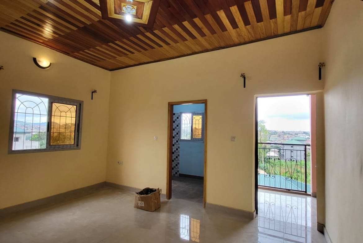 Studio moderne sécurisé avec balcon à louer à Simbock Mbalgong