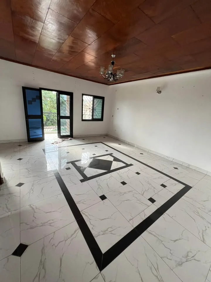 38663- Appartement spacieux de 3 chambres, Yaoundé Nkolfoulou