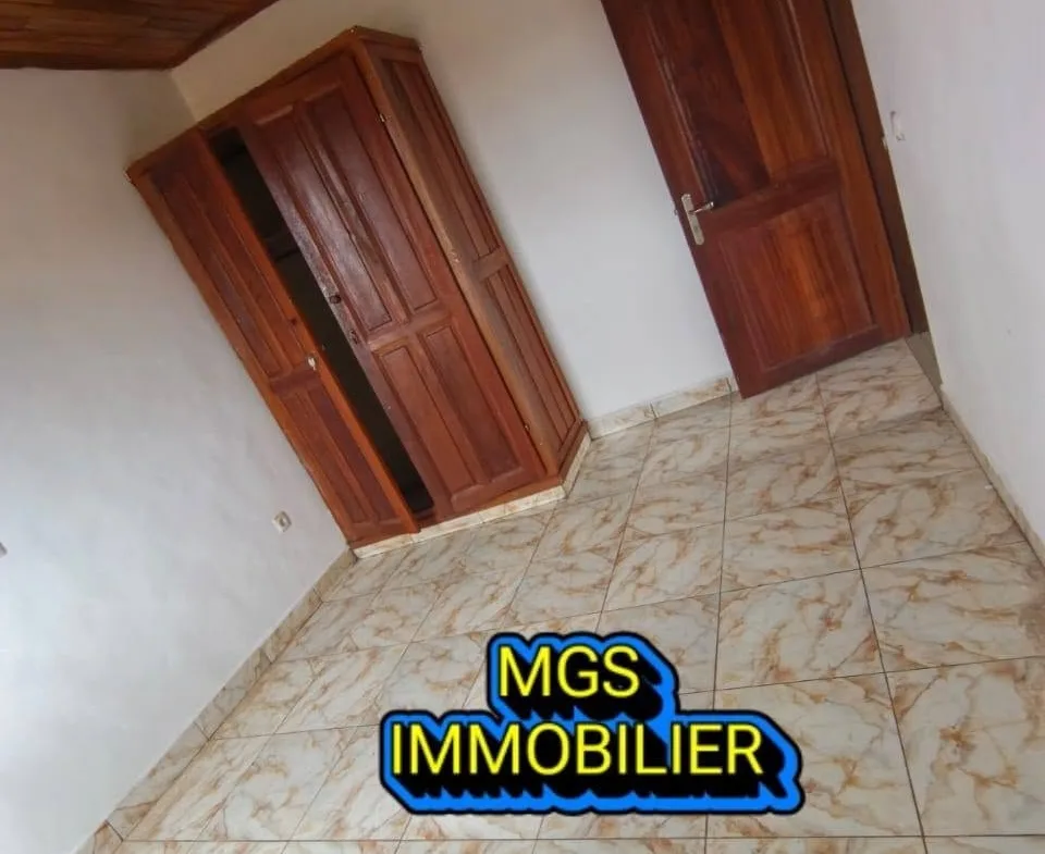 Studio à louer au carrefour Explosif, Bafoussam