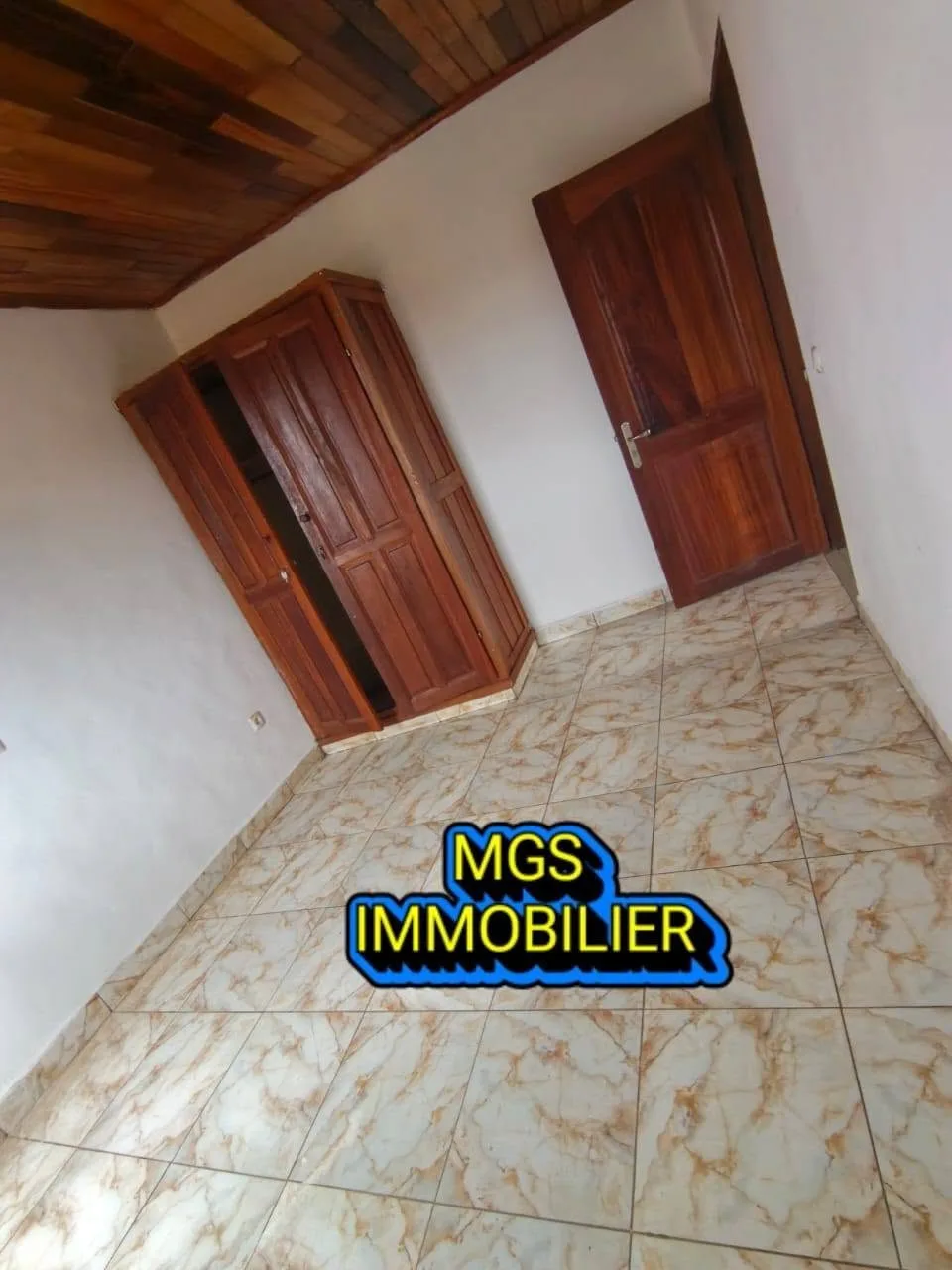 Studio à louer au carrefour Explosif, Bafoussam