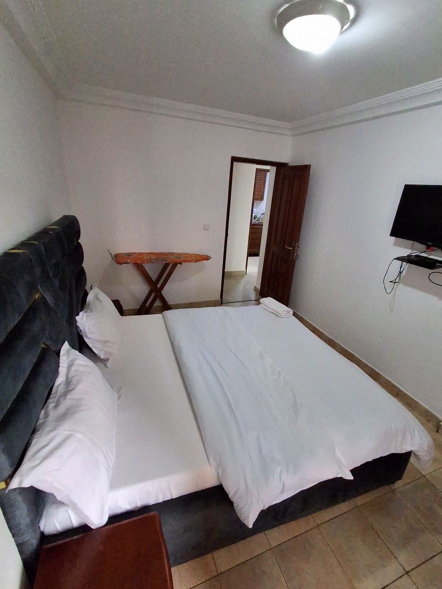 Studio meublé avec climatisation et eau chaude, Yaoundé Elig Essono