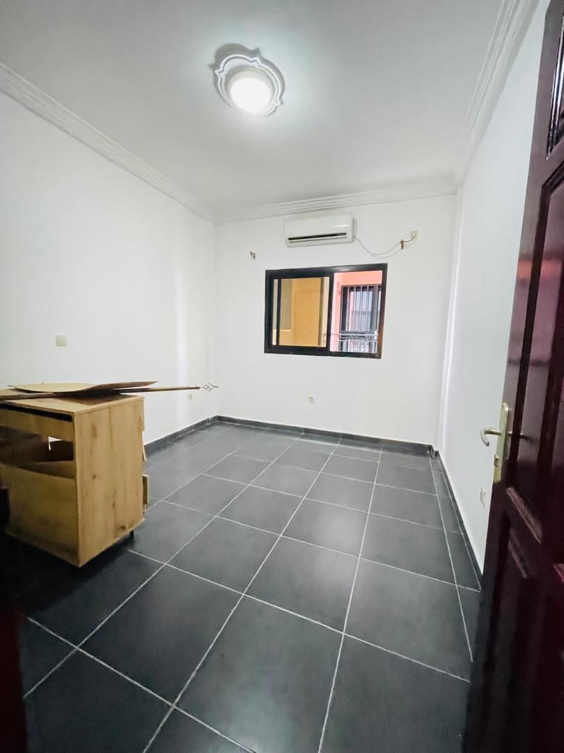 APPARTEMENT CLIMATISÉ AVEC GROUPE ELECTROGÈNE SITUÉ À LOGPOM