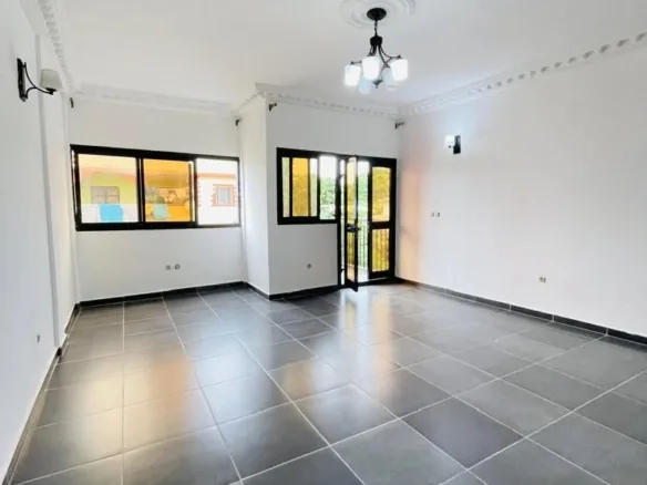 APPARTEMENT CLIMATISÉ AVEC GROUPE ELECTROGÈNE SITUÉ À LOGPOM