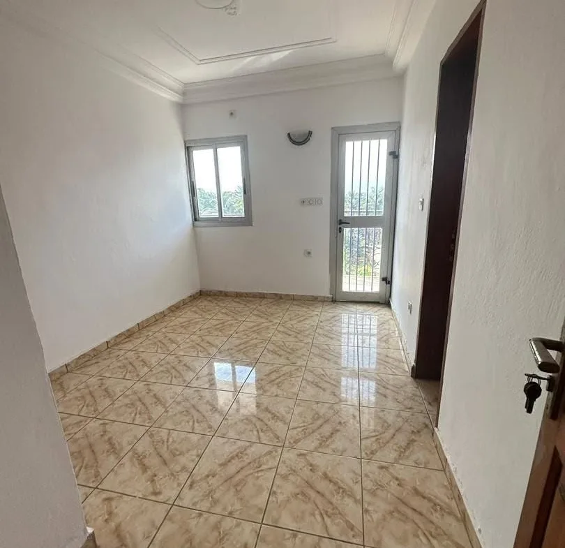 APPARTEMENT MODERNE 3 CHAMBRES STAFFÉ SITUÉ À MAKÉPÉ