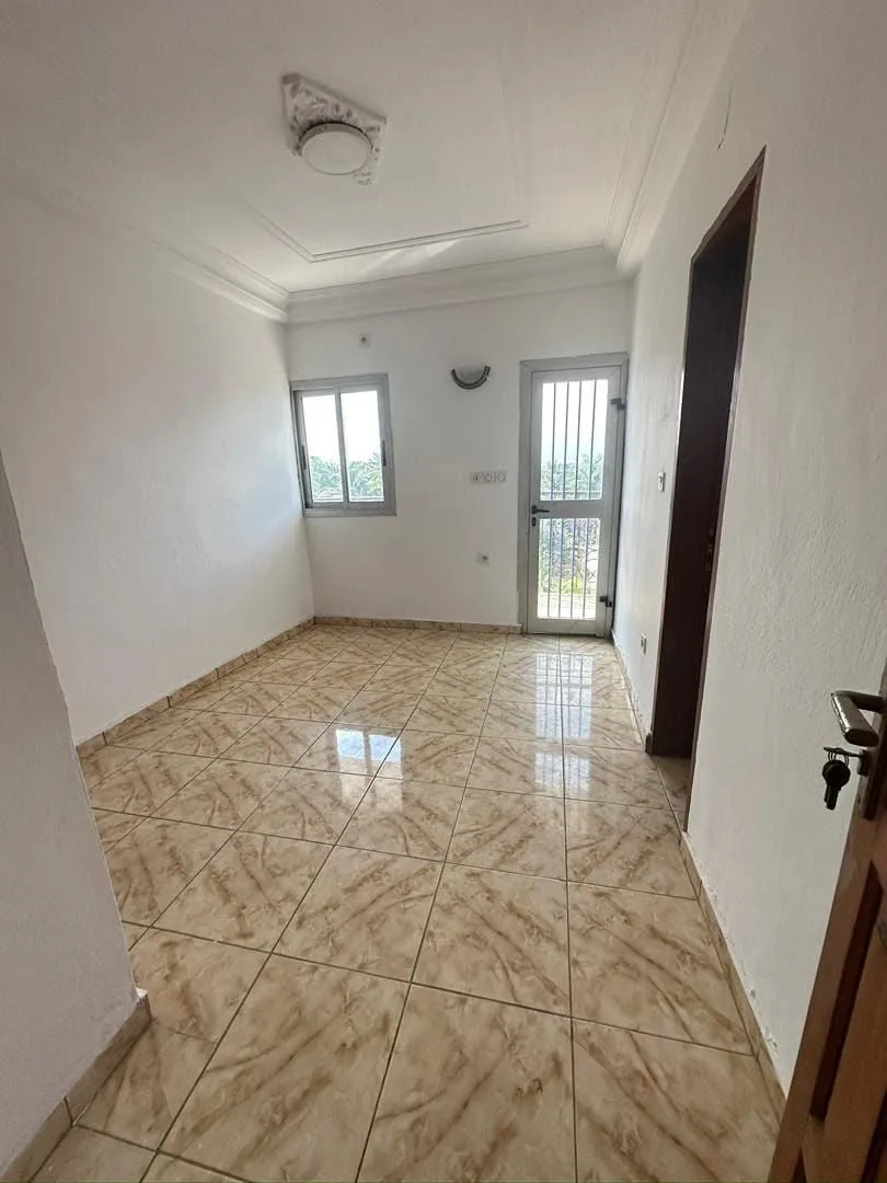 APPARTEMENT MODERNE 3 CHAMBRES STAFFÉ SITUÉ À MAKÉPÉ