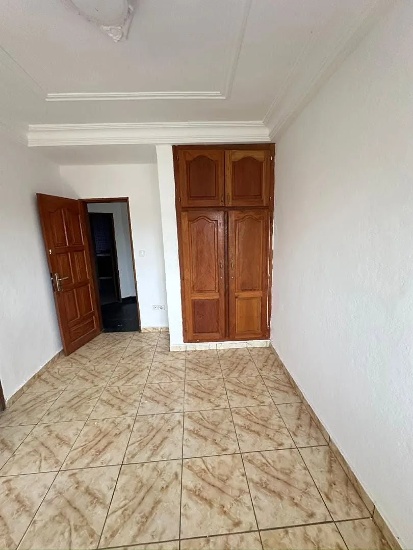 APPARTEMENT MODERNE 3 CHAMBRES STAFFÉ SITUÉ À MAKÉPÉ