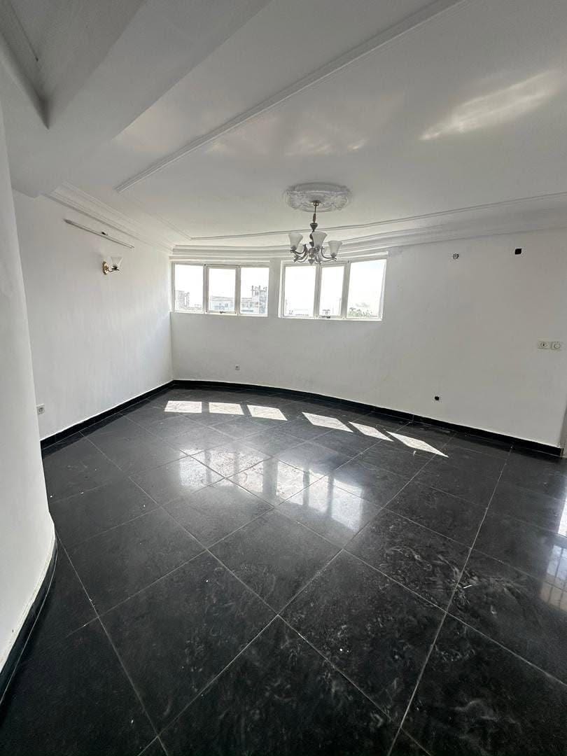 36963- APPARTEMENT MODERNE 3 CHAMBRES STAFFÉ SITUÉ À MAKÉPÉ