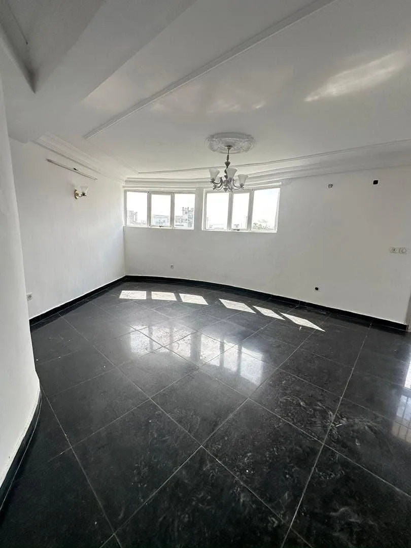 43200- APPARTEMENT MODERNE 3 CHAMBRES STAFFÉ SITUÉ À MAKÉPÉ