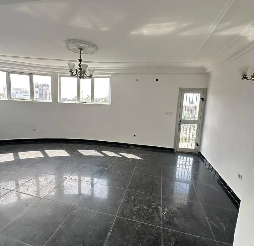 APPARTEMENT MODERNE 3 CHAMBRES STAFFÉ SITUÉ À MAKÉPÉ