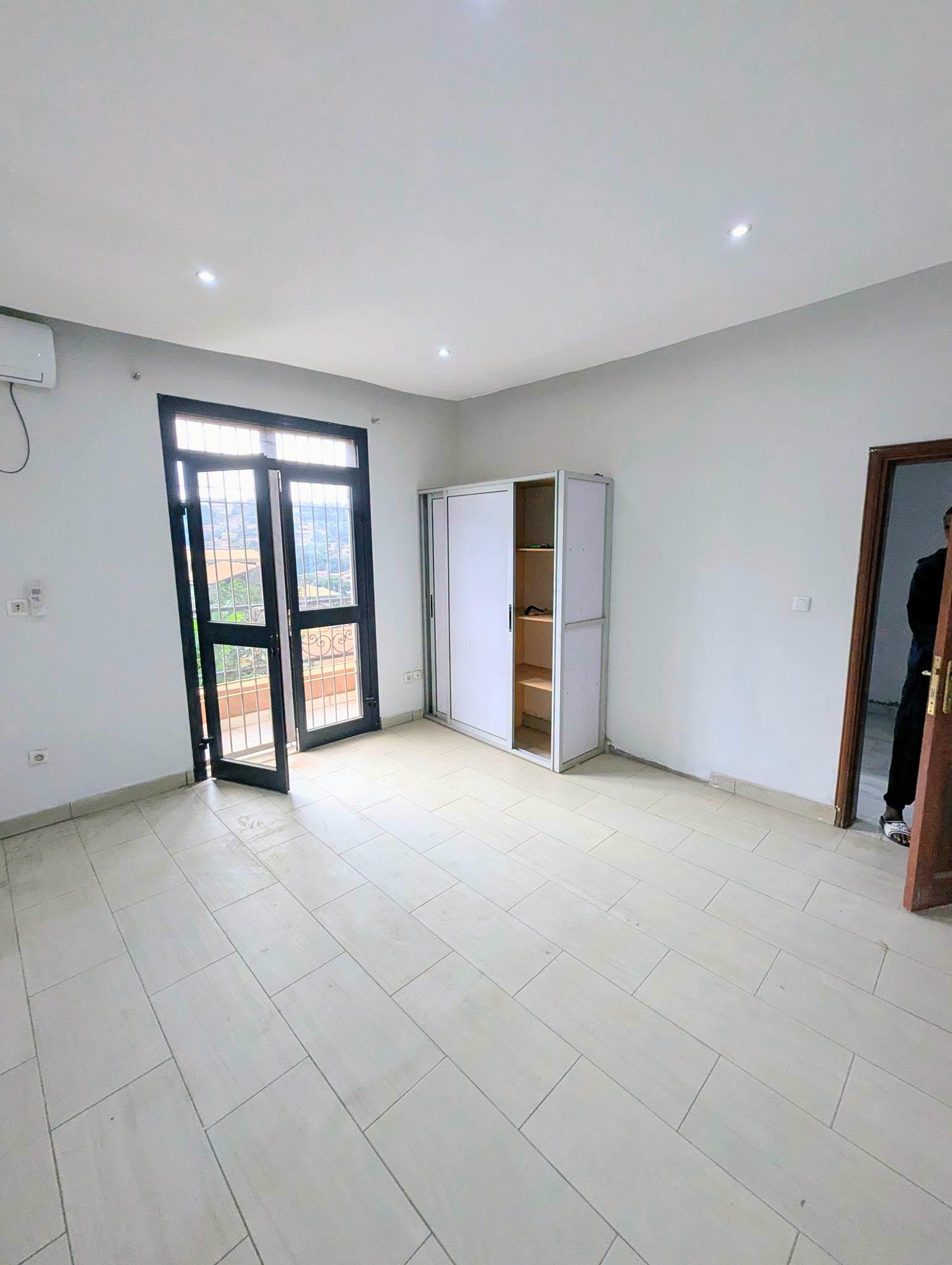 MAGNIFIQUE STUDIO HAUT STANDING À LOUER NGOUSSO CONFORT