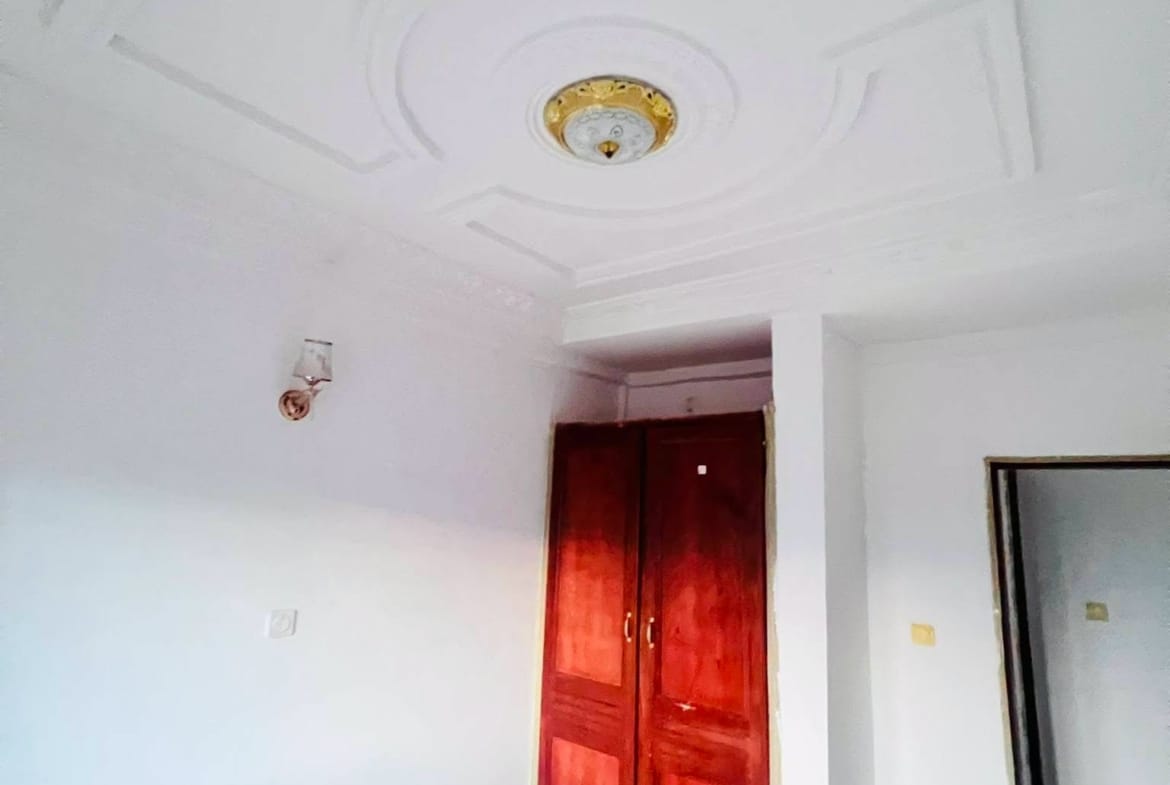 Studio moderne à louer à Etoudi bordure de route, idéal pour bureau