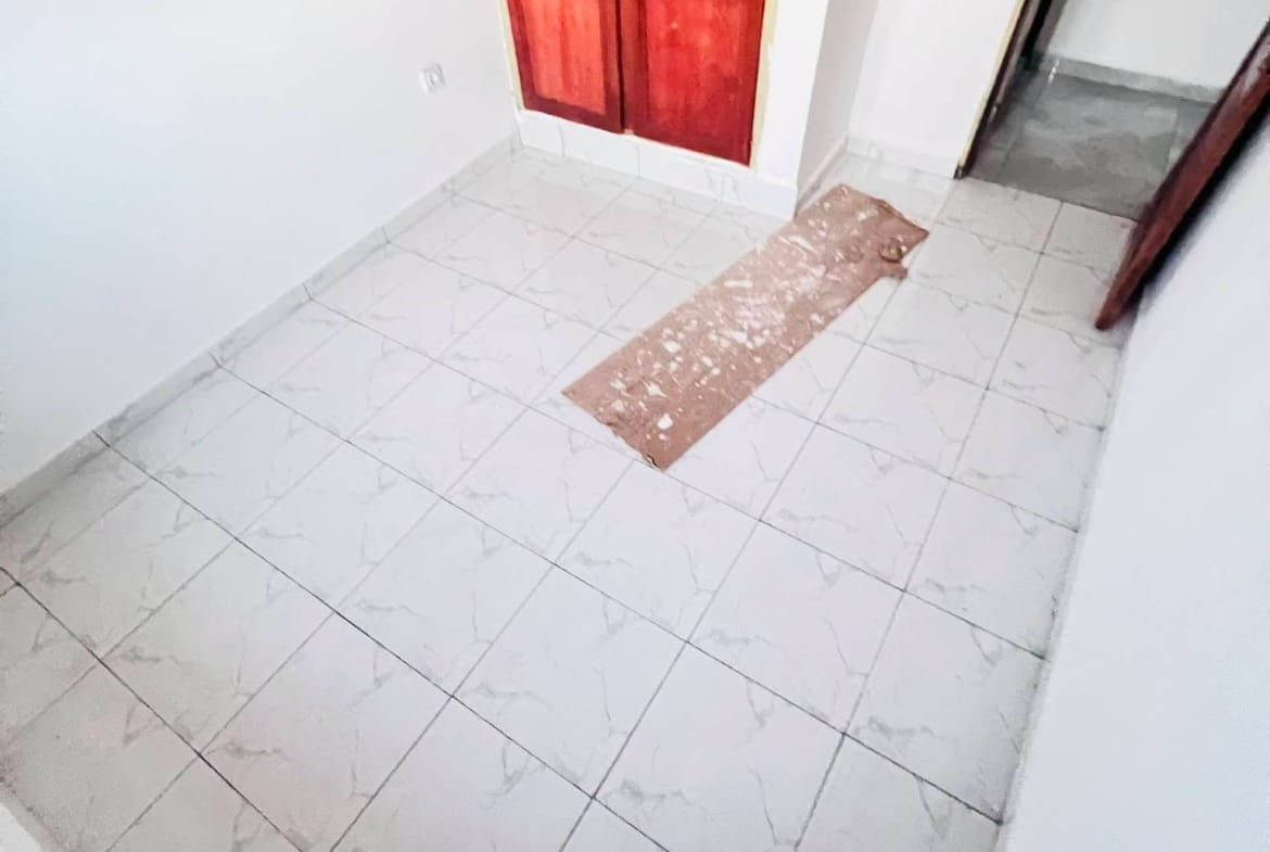 Studio moderne à louer à Etoudi bordure de route, idéal pour bureau
