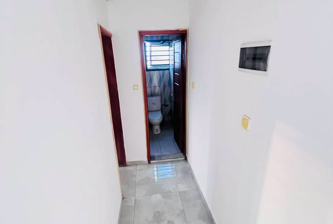 Studio moderne à louer à Etoudi bordure de route, idéal pour bureau