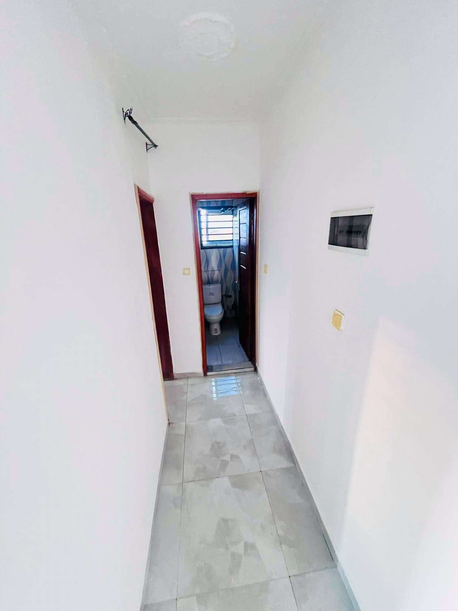 Studio moderne à louer à Etoudi bordure de route, idéal pour bureau