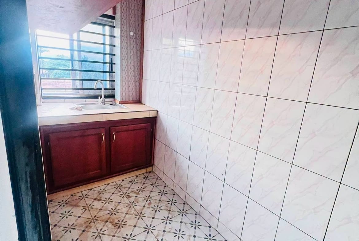 Studio moderne à louer à Etoudi bordure de route, idéal pour bureau