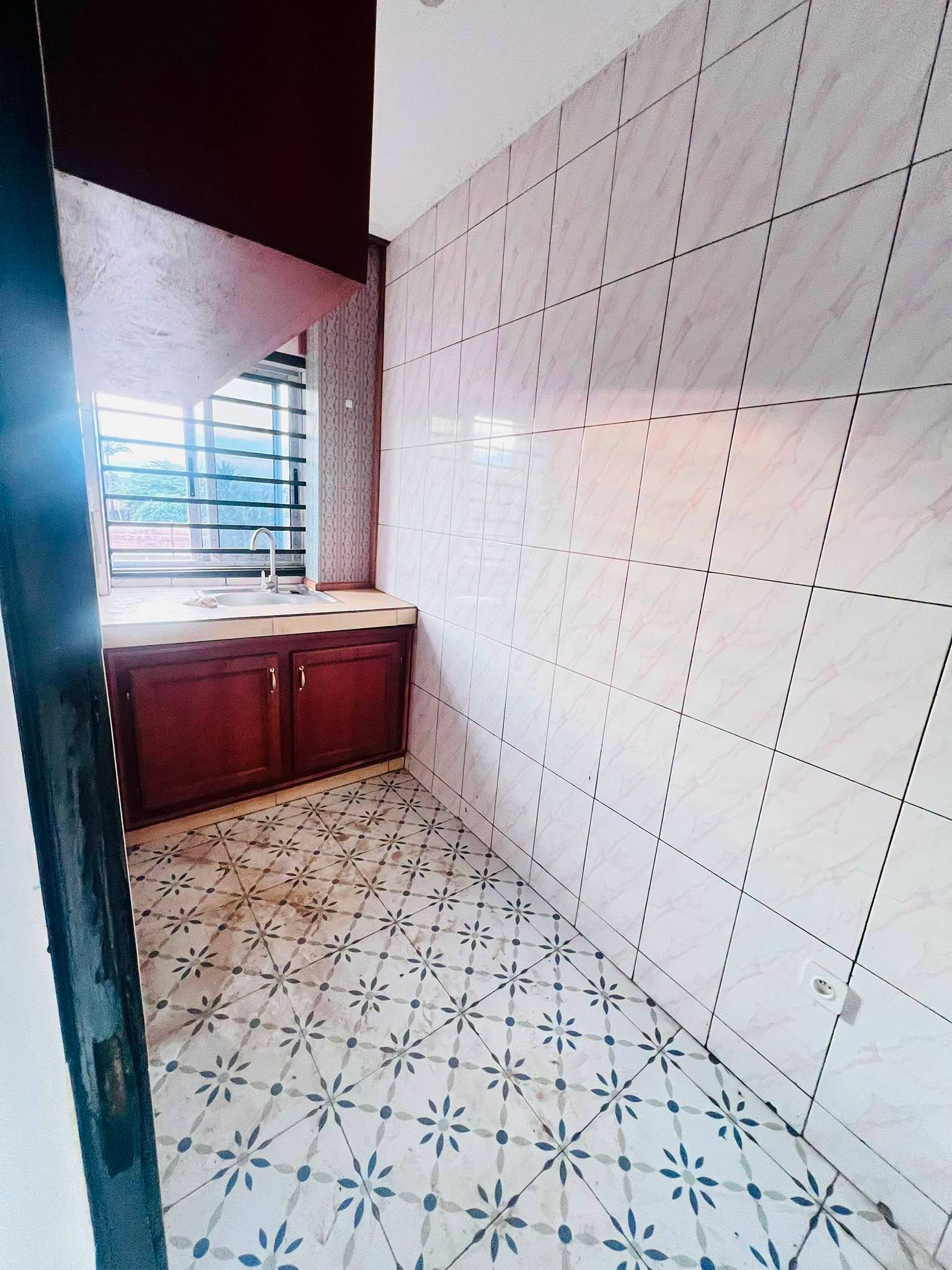 Studio moderne à louer à Etoudi bordure de route, idéal pour bureau