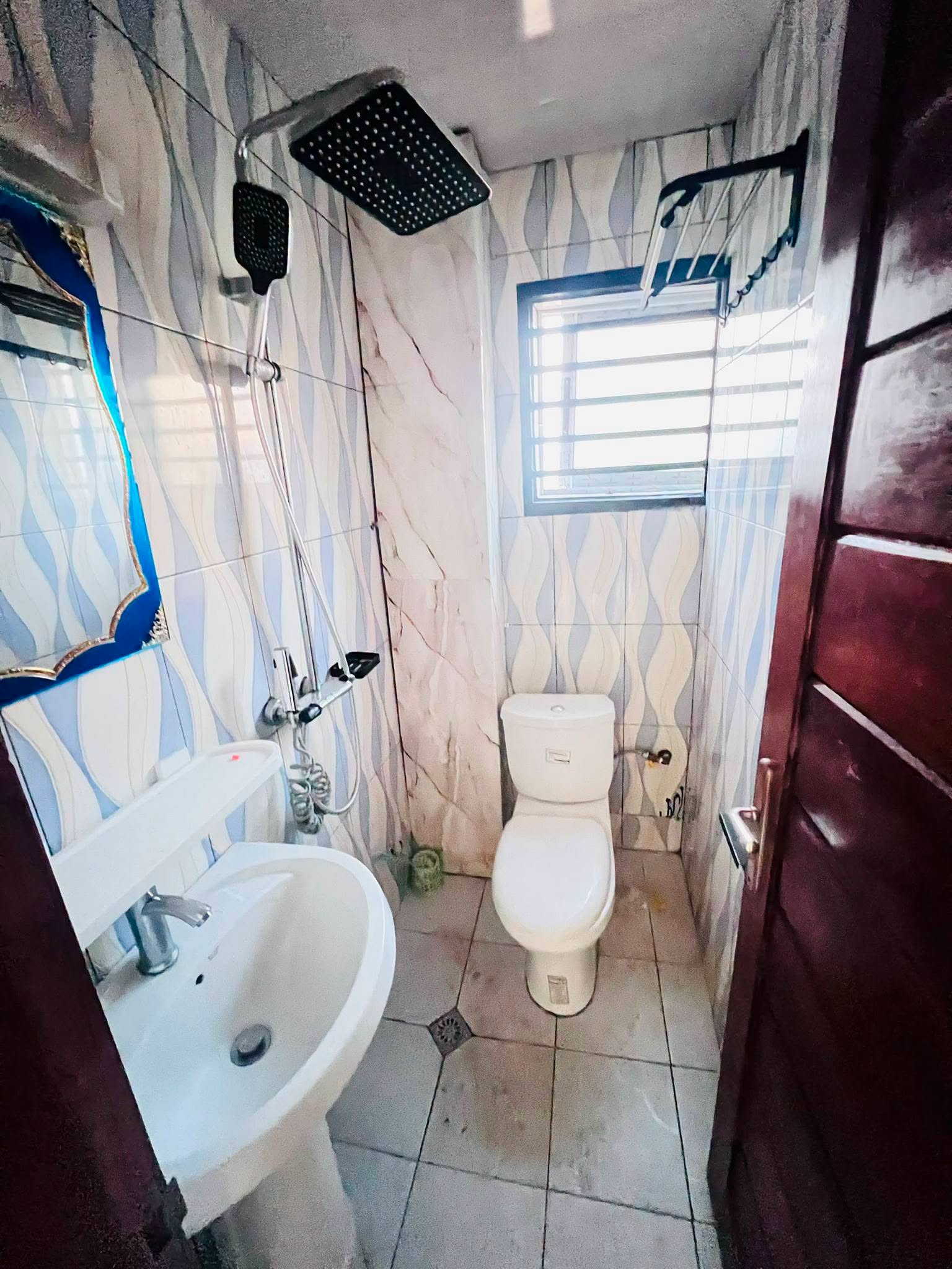 Studio moderne à louer à Etoudi bordure de route, idéal pour bureau