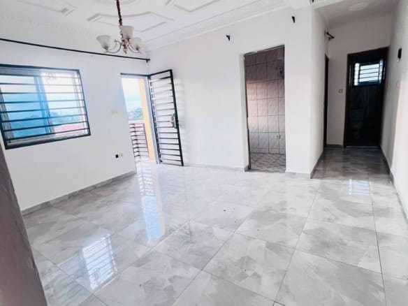 Studio moderne à louer à Etoudi bordure de route, idéal pour bureau
