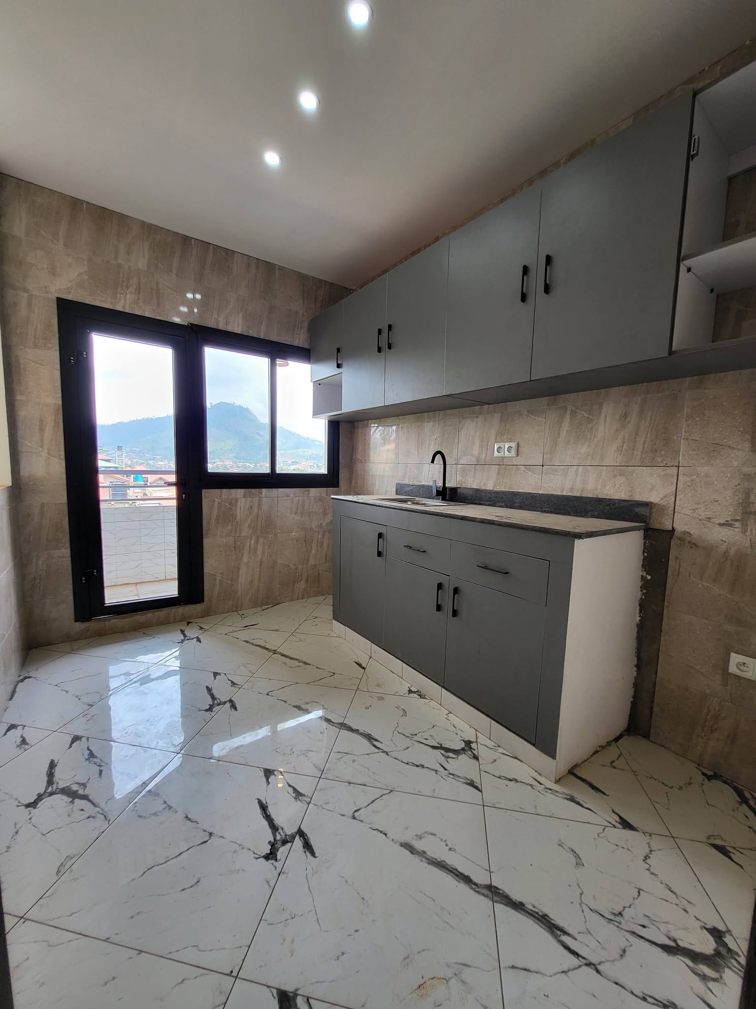Appartement à louer à Simbock Bocom, 2 chambres avec parking et forage