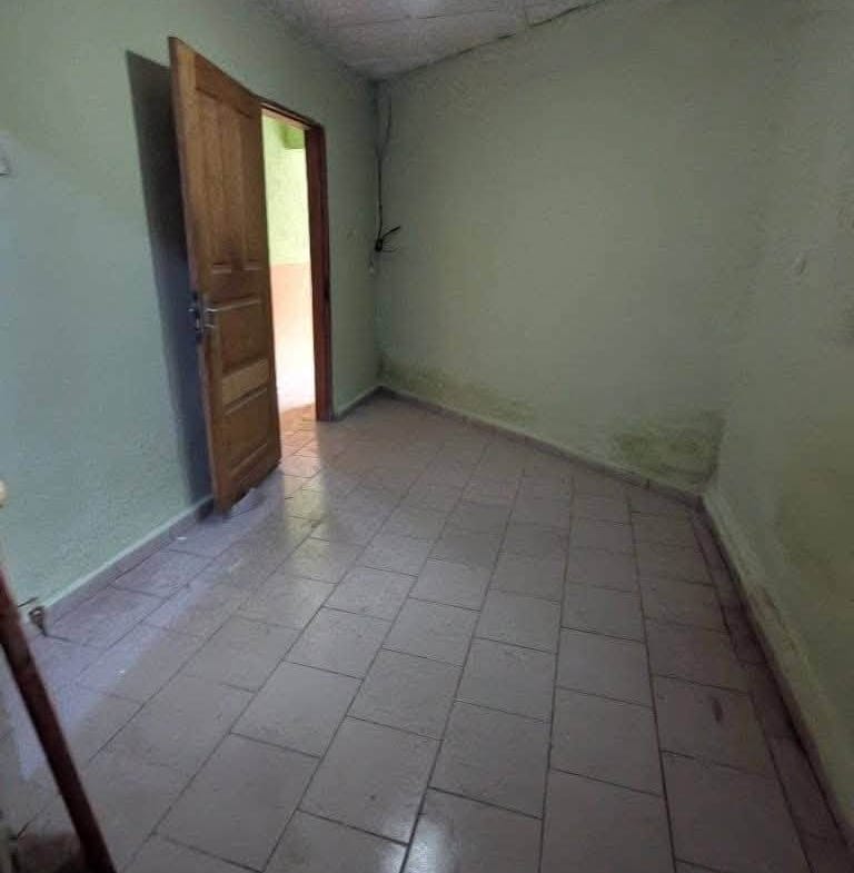 Maison 2 chambres avec forage à Yaoundé Fougerolle 70000fcfa