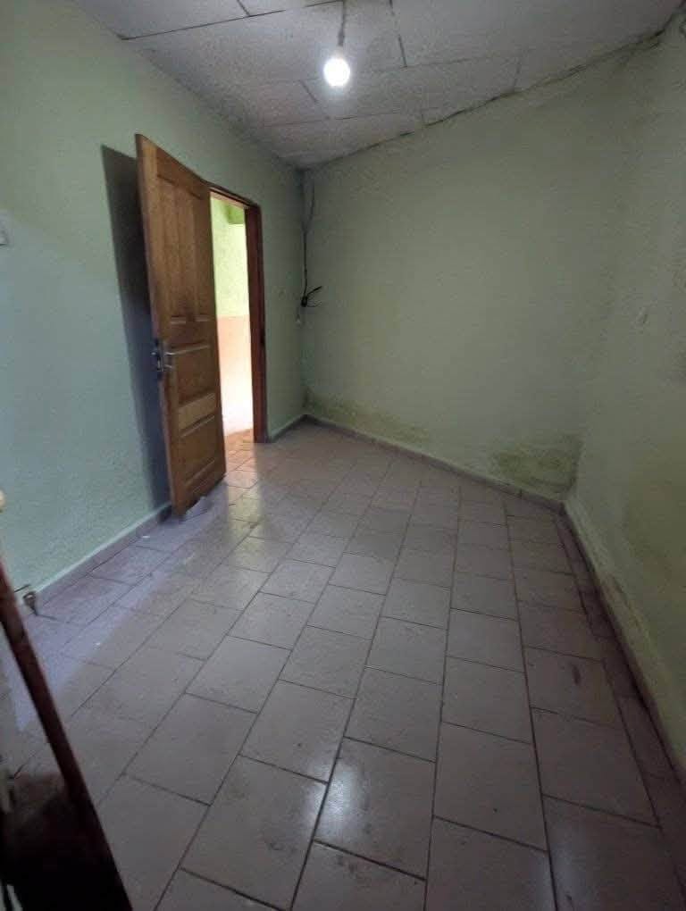 Maison 2 chambres avec forage à Yaoundé Fougerolle 70000fcfa