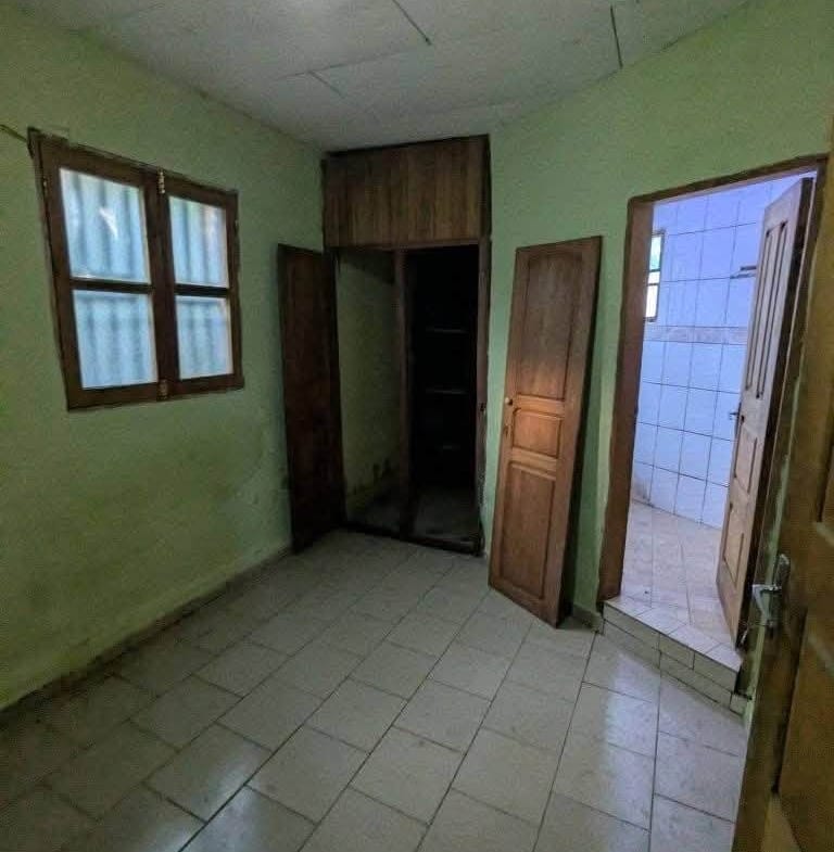 Maison 2 chambres avec forage à Yaoundé Fougerolle 70000fcfa