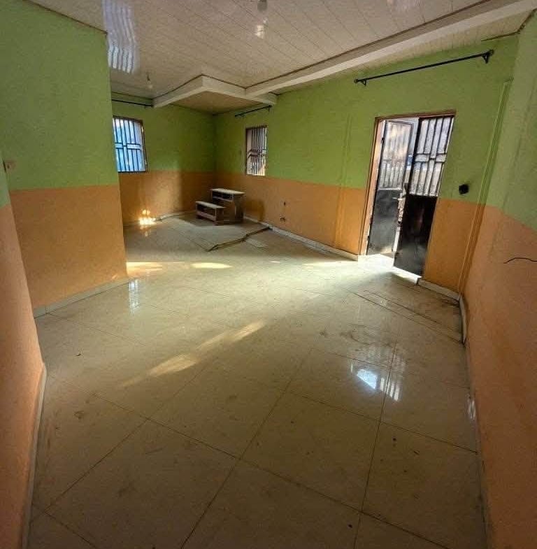Maison 2 chambres avec forage à Yaoundé Fougerolle 70000fcfa