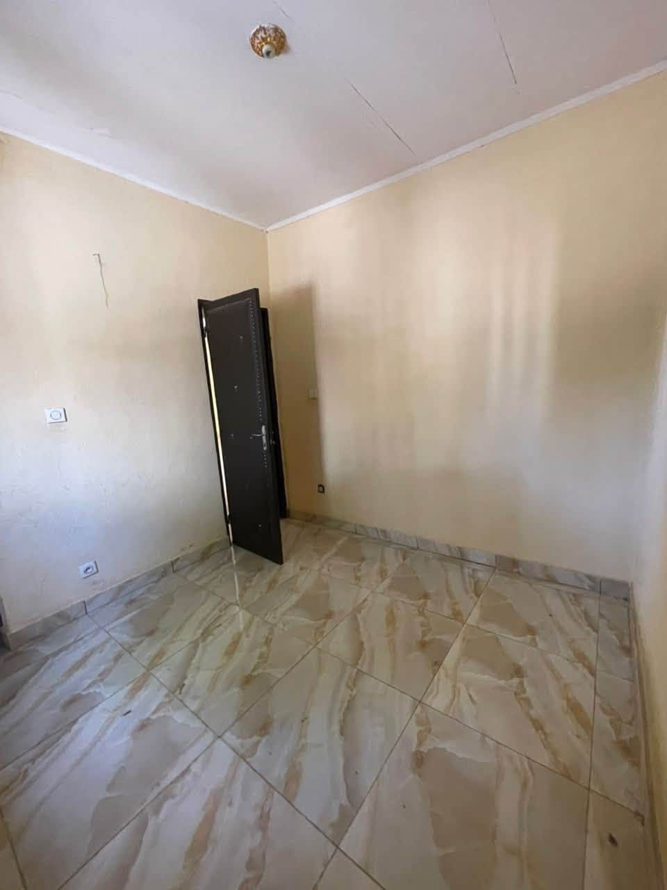 Maison 2chambres dans un camp à Ngalbidjé Garoua 70000fcfa