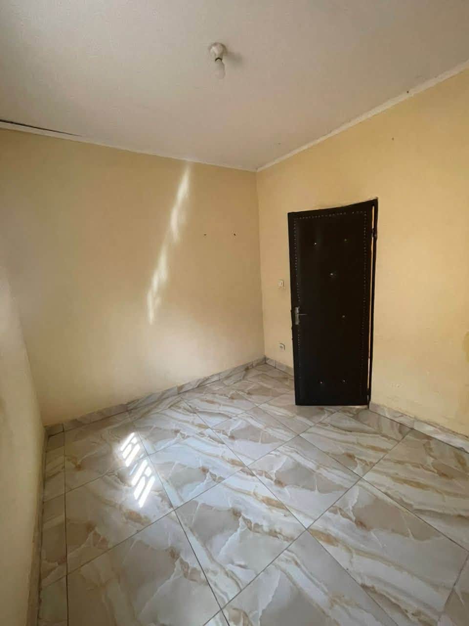 Maison 2chambres dans un camp à Ngalbidjé Garoua 70000fcfa