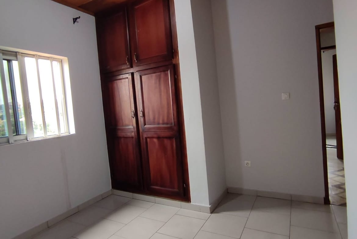 Appartement moderne 2 chambres et balcon à louer à Damas, Yaoundé