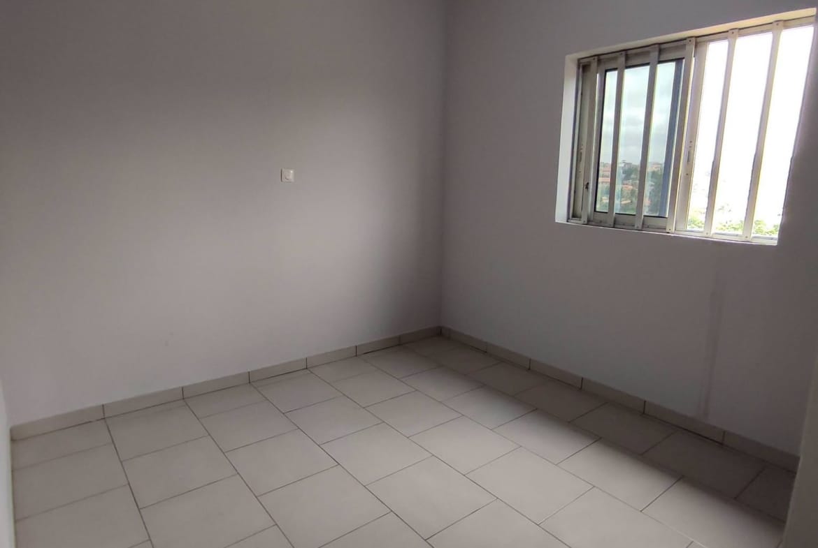 Appartement moderne 2 chambres et balcon à louer à Damas, Yaoundé