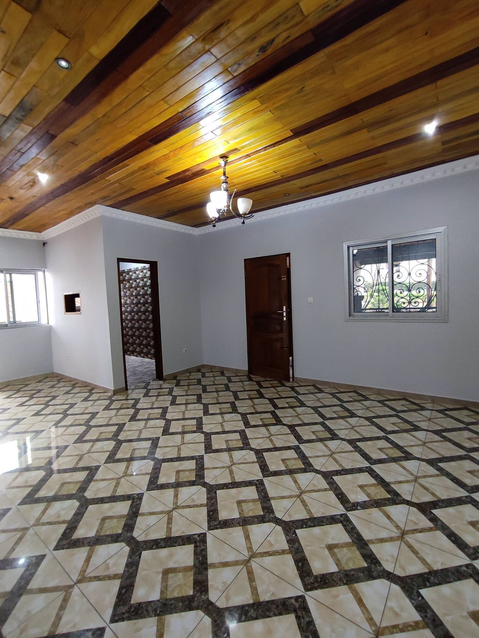 43824- Appartement moderne 2 chambres et balcon à louer à Damas, Yaoundé