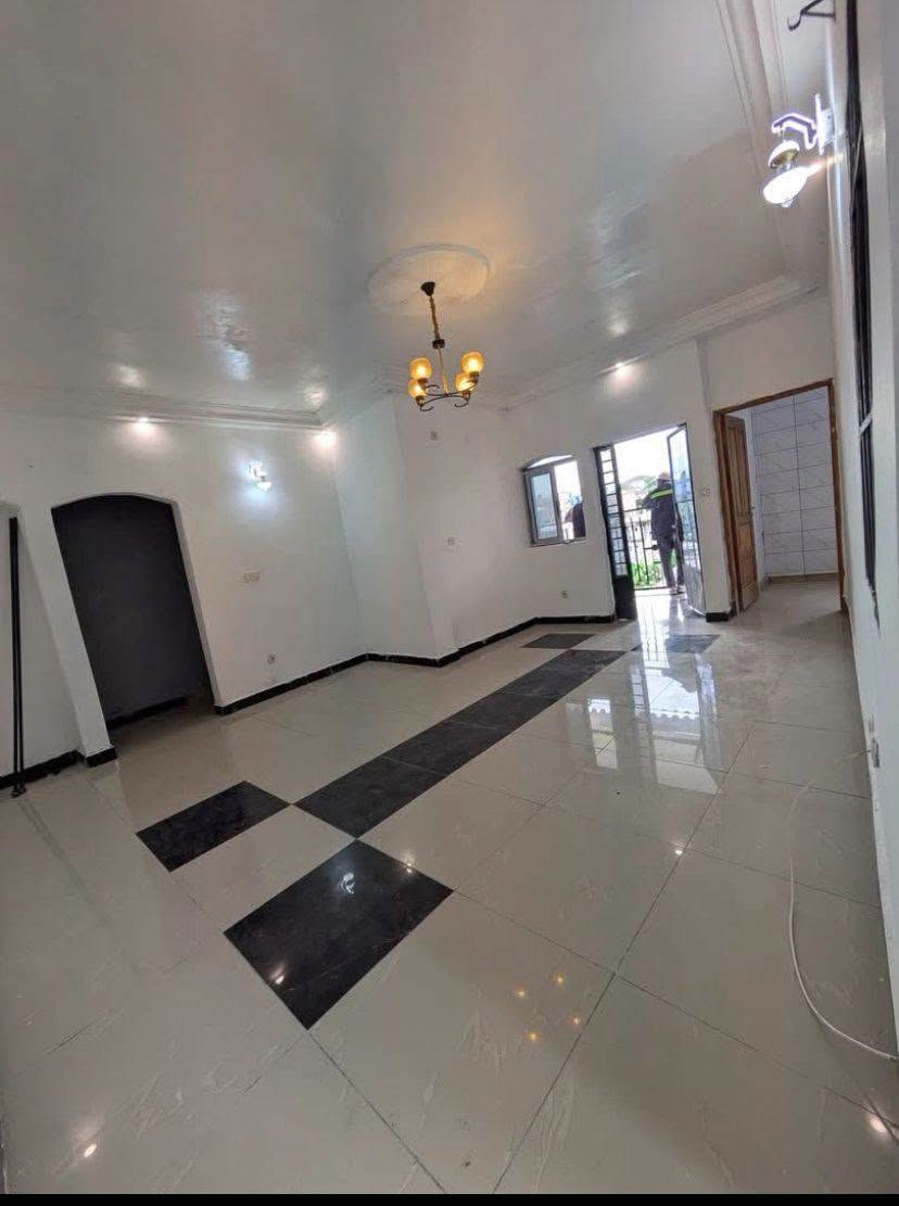 Appartement moderne rénové 2 chambres à louer à Douala Kotto Mbangue