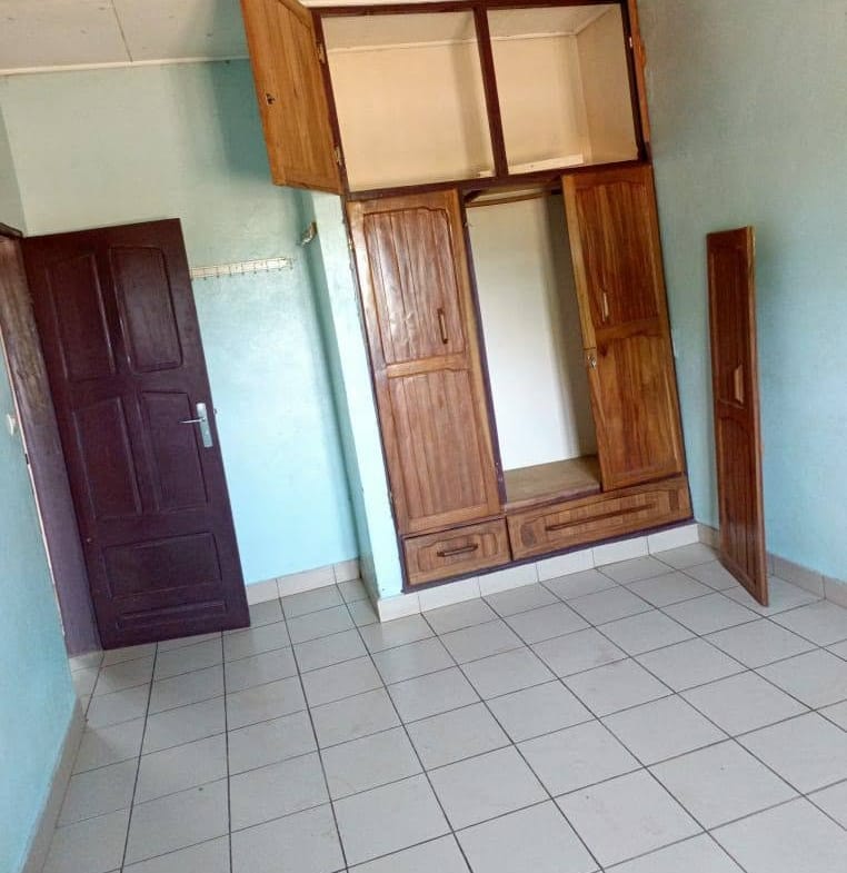 Maison 3 chambres à louer à Maetur Bafoussam en bordure du goudron