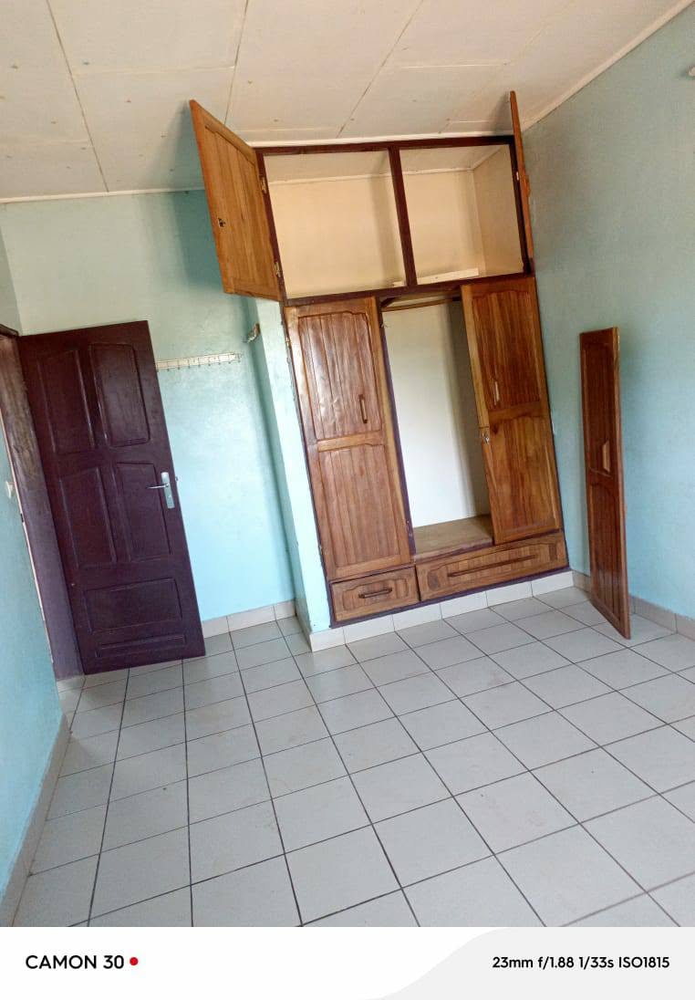 Maison 3 chambres à louer à Maetur Bafoussam en bordure du goudron