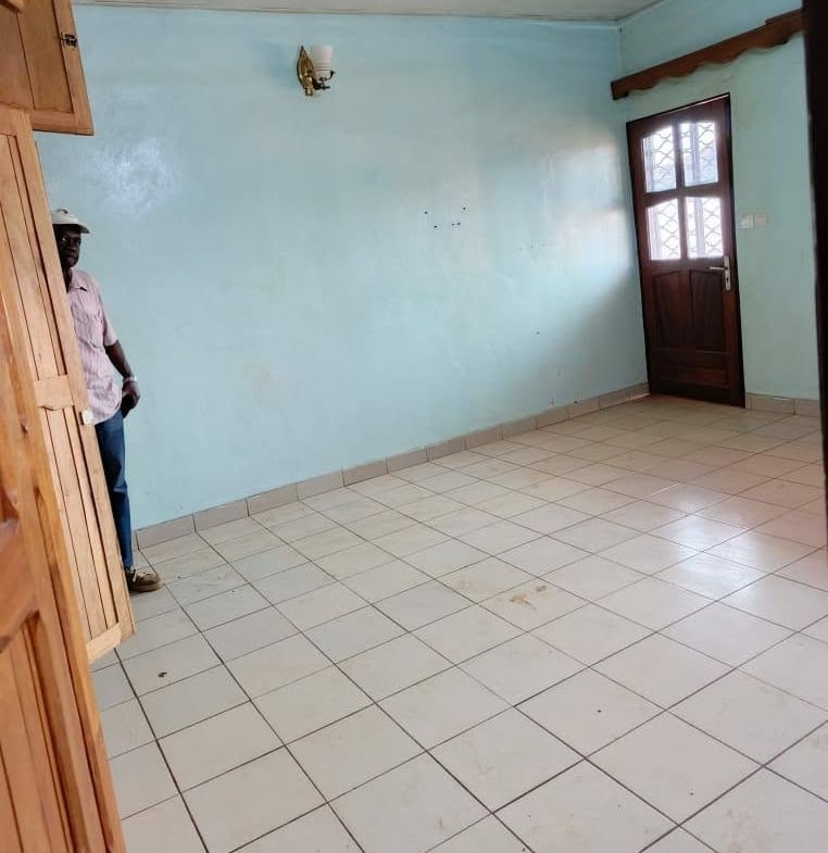 Maison 3 chambres à louer à Maetur Bafoussam en bordure du goudron