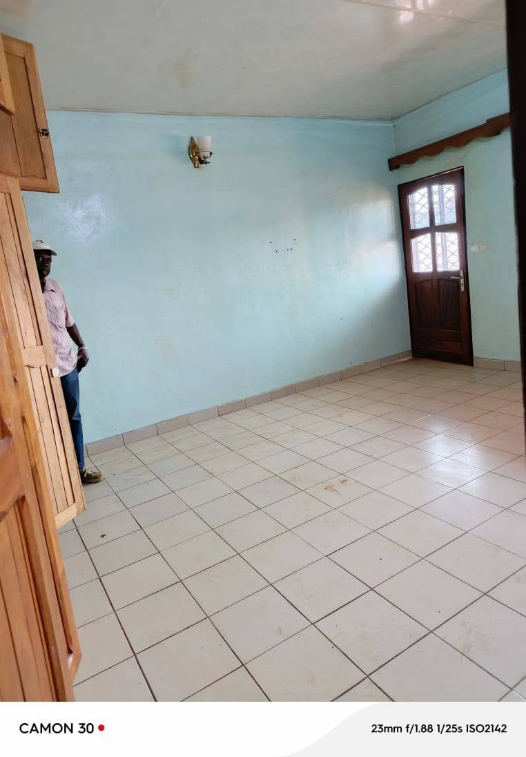 Maison 3 chambres à louer à Maetur Bafoussam en bordure du goudron