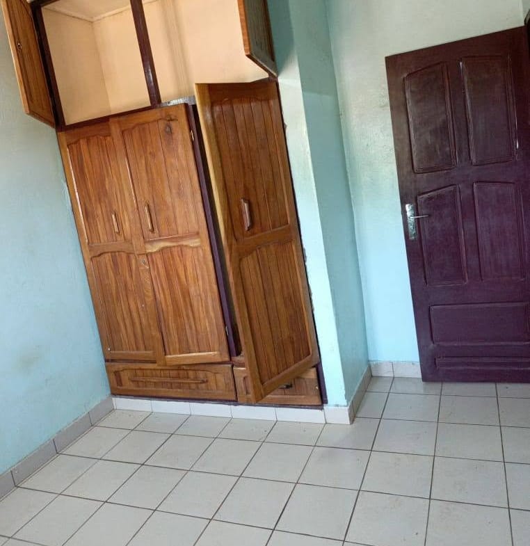 Maison 3 chambres à louer à Maetur Bafoussam en bordure du goudron