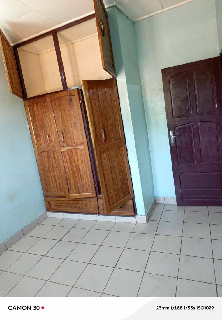 Maison 3 chambres à louer à Maetur Bafoussam en bordure du goudron