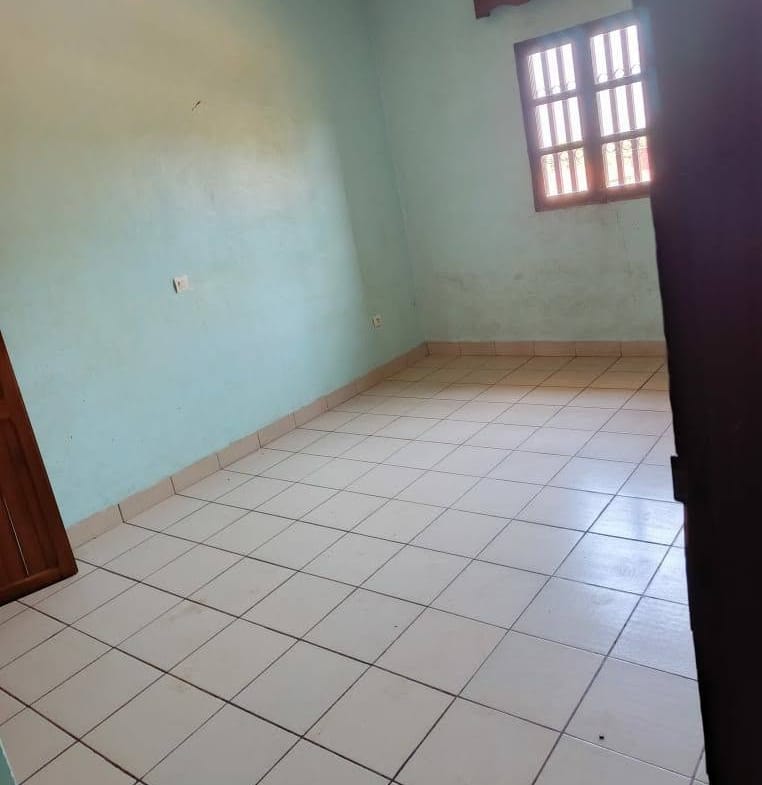 Maison 3 chambres à louer à Maetur Bafoussam en bordure du goudron