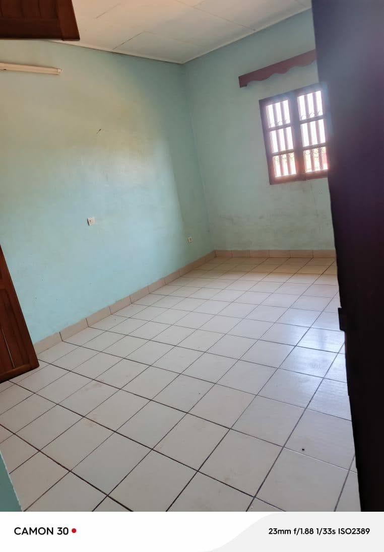 Maison 3 chambres à louer à Maetur Bafoussam en bordure du goudron