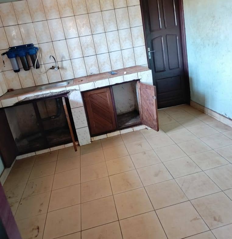 Maison 3 chambres à louer à Maetur Bafoussam en bordure du goudron