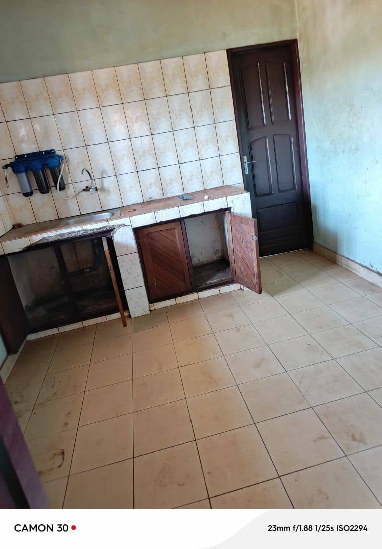 Maison 3 chambres à louer à Maetur Bafoussam en bordure du goudron