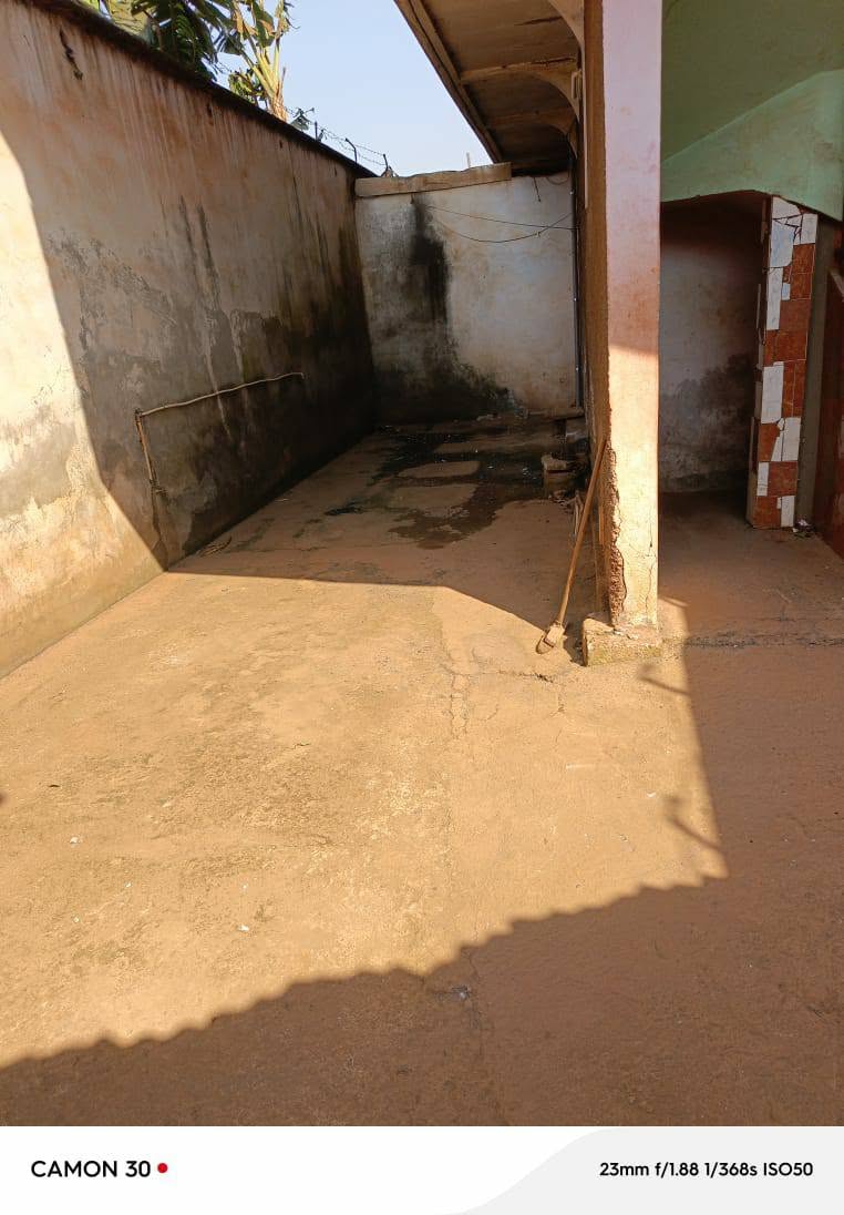 Maison 3 chambres à louer à Maetur Bafoussam en bordure du goudron