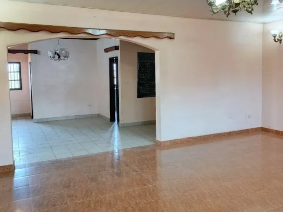 Maison 3 chambres à louer à Maetur Bafoussam en bordure du goudron