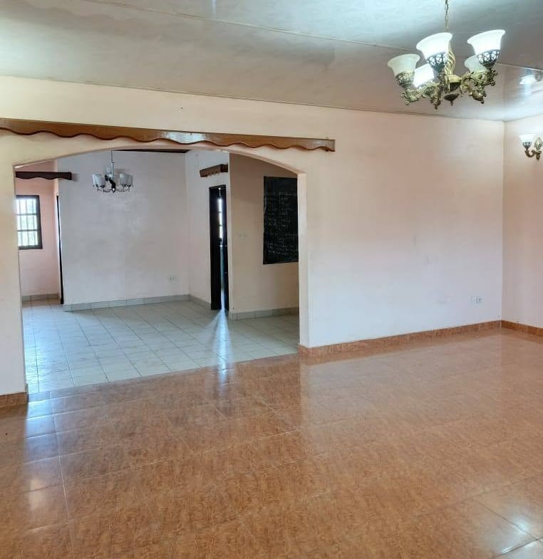 Maison 3 chambres à louer à Maetur Bafoussam en bordure du goudron