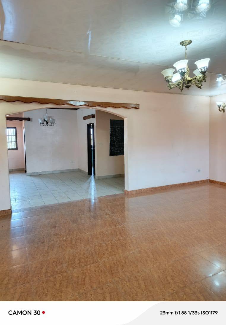 44560- Maison 3 chambres à louer à Maetur Bafoussam en bordure du goudron