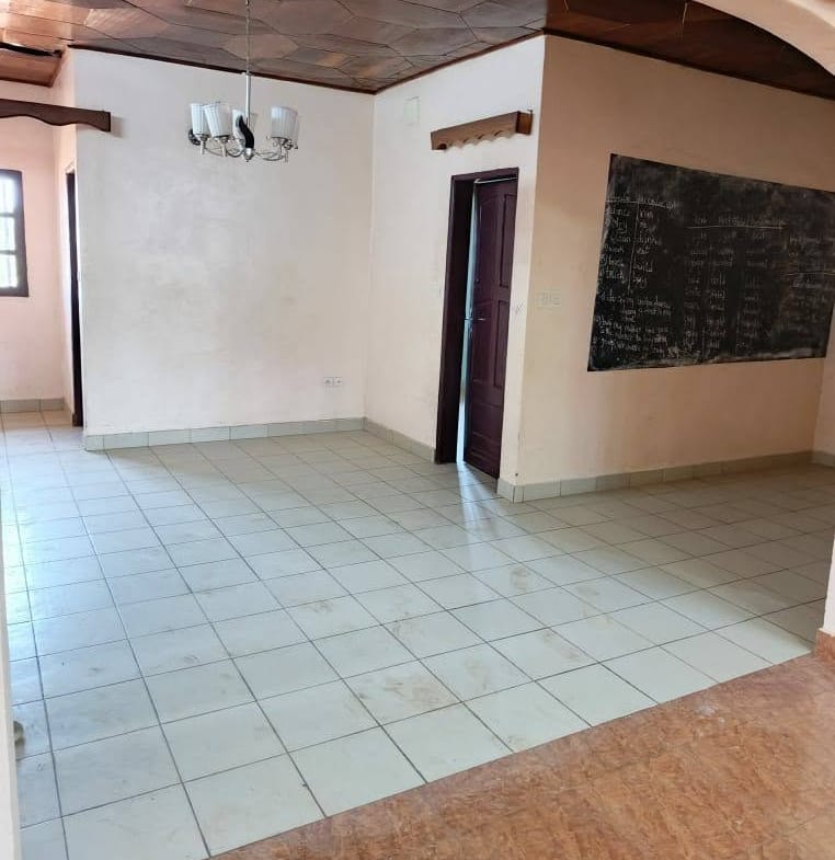 Maison 3 chambres à louer à Maetur Bafoussam en bordure du goudron